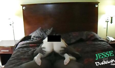 Busty moeder zit op pornofilmen gratis een voetstuk met een gootsteen naast een haardroger en masturbeert voor het ontbijt.