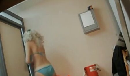 Brunette streelt pornofilm movie sappig lichaam in Bad.